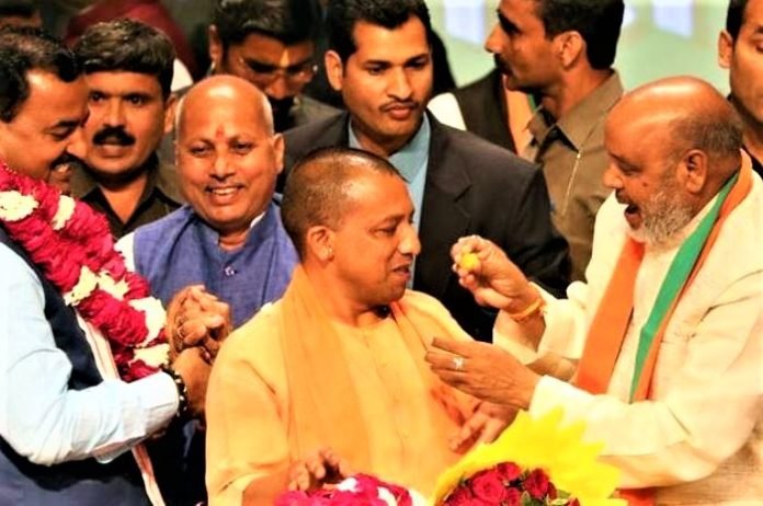 योगी आदित्यनाथ बने UP के CM कुछ देर में लेंगे शपथ Yogi will become Adityanath UP CM will take oath in a while
