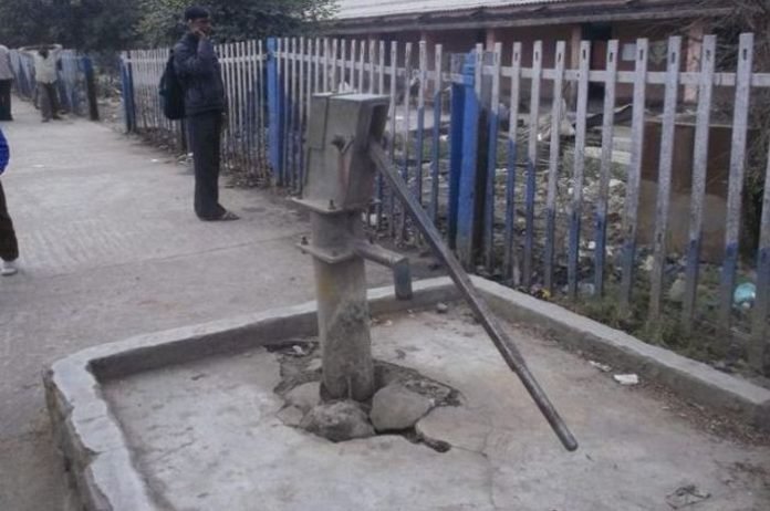 धामपुर के रेलवे स्टेशन पर सूखी पड़ी टंकी की टोटी,यात्री हो रहे परेशान Drained tanki toti at the railway station of Dhampur, trouble getting passenger