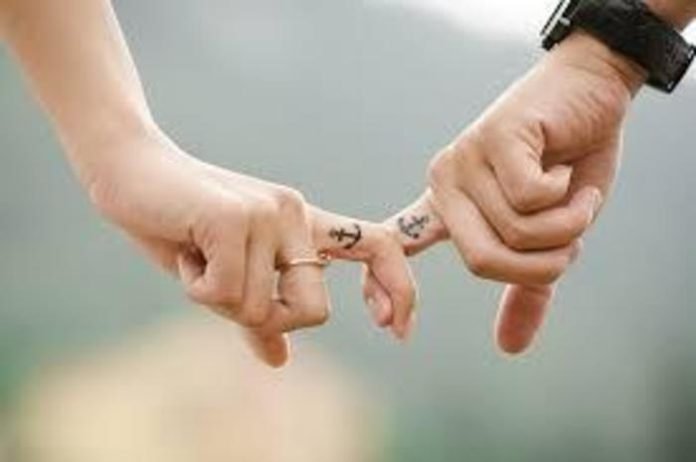 tum si jo aankhe thi loving lover holding hand with stricker