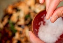 5 ऐसी आदतें जो आपकी हड्डियों को कर रही है कमजोर, जाने कैसे salt