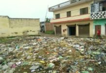 हरपालपुर में पोस्ट आफिस के ठीक सामने लगा कूड़े का ढेर A pile of garbage in front of the post office in Harpalpur