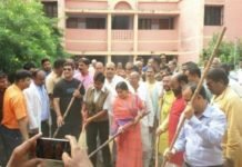 भाजपा कार्यकर्ताओ ने मनाया धूमधाम से प्रधानमंत्री का जन्मदिन BJP Worker Hardoi