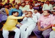 धरने पर बैठे मेवाराम का विधायक ने जूस पिलाकर खत्म कराया धरना Hardoi