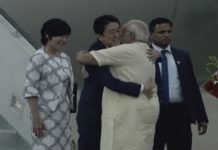 शिंजो आबे पत्नी के साथ अहमदाबाद एयरपोर्ट पर पहुँचे PM मोदी ने किया जोरदार स्वागत modi and shinzo