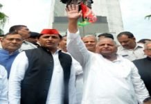 सपा बाप-बेटे दिखे साथ, क्या सुलह हो चुकी है? Akhilesh Yadav and Mulayam Singh Yadav