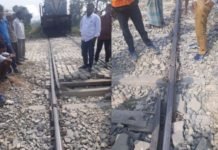 सही समय पर खुलती नजर आयी रेलवे कर्मचारियों की आंख Damage Railway track.