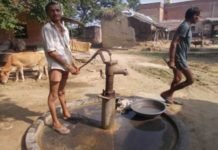 सरकारी हैण्डपम्प खराब, कैसे बुझाये प्यास Kharab Handpump in behandra block