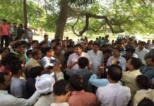 प्रहलाद कुंड की सफाई कार्य में पांचवे दिन सांसद ने बढाया समर्थको का उत्साह MLA Naresh Agarwal in hardoi