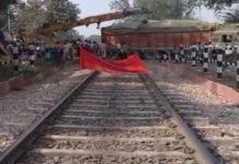 राया रेलवे स्टेशन के रेलवे ट्रैक पर खराब हुआ ट्रक, यातायात ठप्प Mathura-Kasganj railway