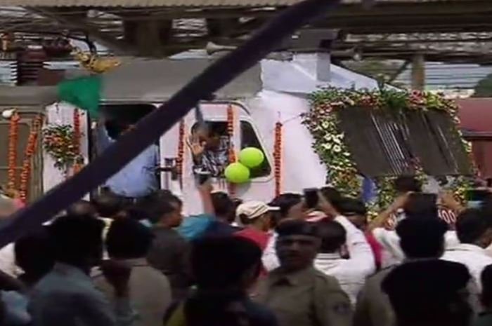 मोदी ने अंत्योदय एक्सप्रेस को दिखाई हरी झंडी