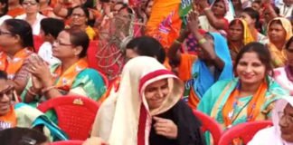 In the honor of the Chief Minister Yogi of Uttar Pradesh, the lady happily raised the burqa