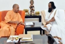 अयोध्या मामले को बातचीत से मुद्दा सुलझाने में अब बहुत देर हो चुकी है: योगी आदित्यनाथ Yogi and Ravi shankar