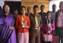 गुलामऊ उच्च प्राथमिक स्कूल की छात्रा आरती को स्कूल ने किया सम्मानित gulamau student Aarti won man price