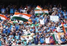 क्रिकेट मैच के दर्शक बनकर, एक हाथ से कैच पकड़ो 22 लाख रुपए जीतो cricket catch by audience