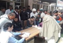 नाइंसाफी पर आक्रोशित किसानों ने अनाज मंडी श्रीगंगानगर के गेट बंद करके दिया धरना dharna pradarshan in shree ganganagar