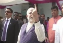 साबरमती में मोदी को देखने के लिए उमड़ा जनसैलाब, आम जनता की तरह लाइन में लगकर किया मतदान modi