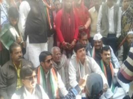 कांग्रेस जिलाअध्यक्ष ने आवास-शौचालय में भ्रष्टाचार को लेकर किया प्रदर्शन