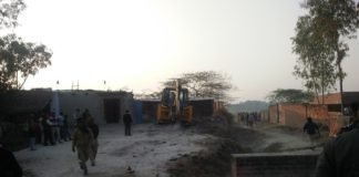 गरजा प्रशासन का महाबली गिराये गये कुछ अवैध कब्जे