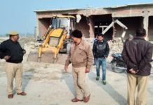 नवाब नगर में अतिक्रमण गिरा रहे जेसीबी और टीम पर पथराव नवाब नगर में अतिक्रमण गिरा रहे जेसीबी और टीम पर पथराव