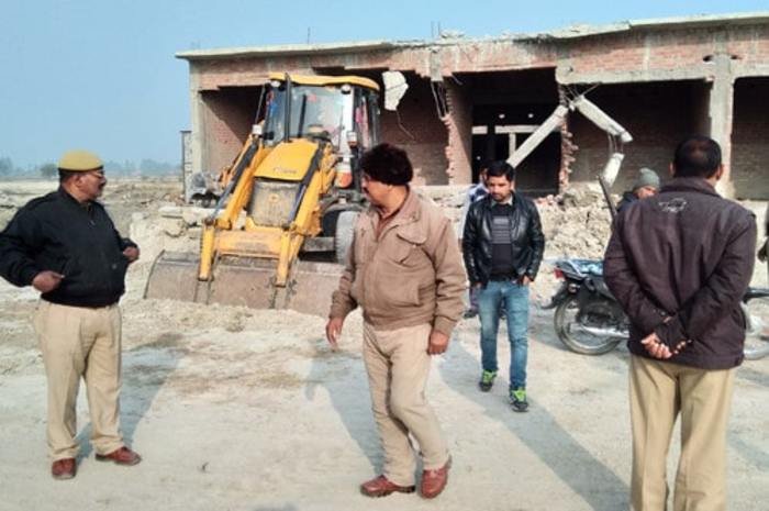 नवाब नगर में अतिक्रमण गिरा रहे जेसीबी और टीम पर पथराव