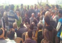 क्षेत्रीय विधायक, प्रभारी मंत्री पहुचे मृतक के घर शोकाकुल परिजनों को बंधाया ढांढस प्रभारी मंत्री पहुचे मृतक के घर