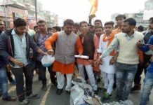 हरदोई जिले में बजरंग दल के कार्यकर्ताओ ने फूका संजय लीला भांसली का पुतला बजरंग दल के कार्यकर्ताओ ने फूका संजय लीला भांसली का पुतला