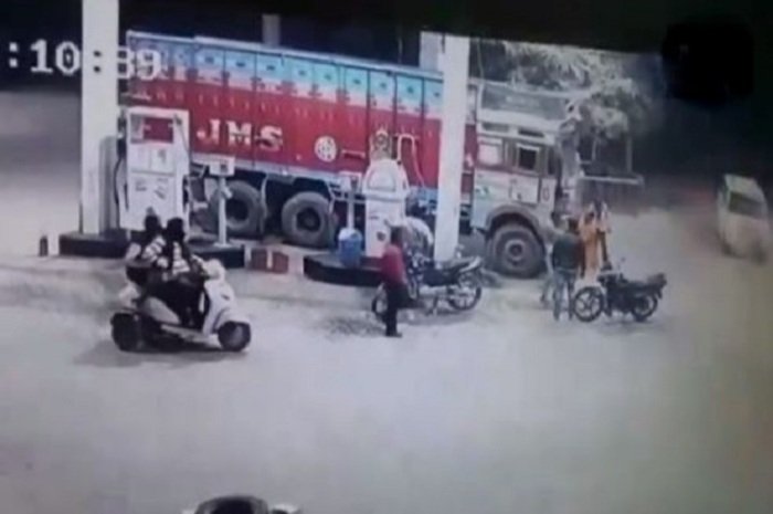 BJP leader Dayashankar Singh thrashing truck driver बीजेपी नेता दयाशंकर सिंह ने ट्रक ड्राइवर को मारा