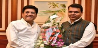 देवेंद्र फडणवीस और मंत्री संभाजी पाटील