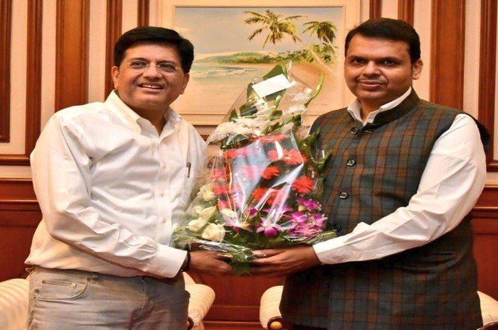 देवेंद्र फडणवीस और मंत्री संभाजी पाटील