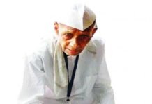 शोकांकुल और तणाव में खेतीकरी धर्मा पाटील पर धुळे जिले के विखरण में हुआ अंतिम संस्कार धर्मा पाटील