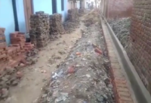 आजाद नगर में पुरानी और पीली ईट से हो रहा नाली का निर्माण नाली का निर्माण