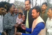 गांव की बदहाली को लेकर किया पल्स पोलियो अभियान का विरोध, विधायक के आश्वसन पर माने पल्स पोलियो
