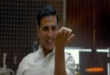 पैडमैन हिट होने के बाद भी अक्षय कुमार बस स्टेशनों पर बांट रहे हैं पैड Padman
