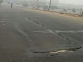 बिना बरसात के ही उखड़ जा रही हाइवे सड़कें