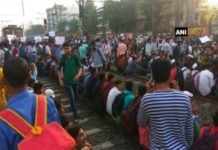 नौकरी की मांग कर रहे छात्रों ने किया मुंबई में रेल का चक्का जाम, लाखों यात्री परेशान mumbai relve jaam