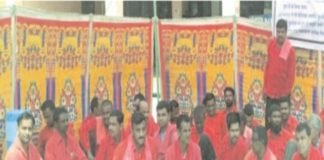 अकोला में कुली बैठे धरने पर यात्रियों को धोना पड़ा सामान