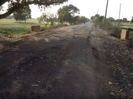 इटावा : योगी सरकार के गड्ढा मुक्त सड़कों के अधूरे वादे नहीं हुए पूरे इटावा योगी सरकार के गड्ढा मुक्त सड़कों के अधूरे वादे नहीं हुए पूरे