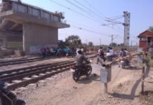 जसवंतनगर कचौरा मार्ग में रेलवे लाइन के ऊपर से अभी तक नहीं बना ओबर ब्रिज़ 2 वर्ष हुए पूर्ण