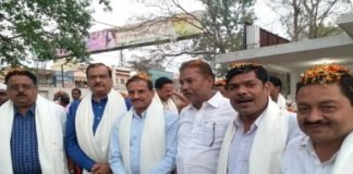 फूलों की पंखुड़ियों के साथ खेली गई होली