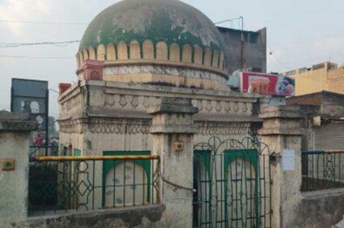 बरसो पुरानी कब्र का किया गया स्थलांतर