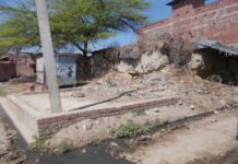 बेहंदर ब्लाक के करलावाँ गांव में मंदिर की भूमि पर कूड़ा व गंदगी का लगा है अम्बार जुम्मेदार बेखबर बेहंदर ब्लाक के करलावाँ गांव में मंदिर की भूमि पर कूड़ा व गंदगी का लगा है