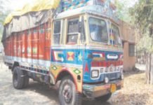 लकड़ियों की अवैध रूप से धुलाई करने वाले लाखों के दो ट्रक जप्त