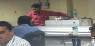 सुरक्षा को ताक में रखकर, ठेका कर्मियों को पुल्पीट चलाने का काम