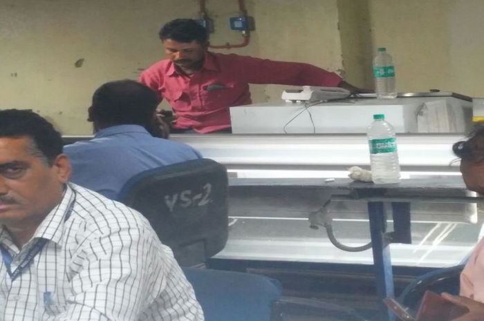 सुरक्षा को ताक में रखकर, ठेका कर्मियों को पुल्पीट चलाने का काम