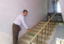 जिलाधिकारी के निर्देश पर स्वछता दिवस पर सभी सरकारी कार्यालयो में अधिकारियो ने लगायी झाडू Hardoi Swachta abhiyan