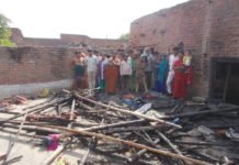 चुल्हे की चिंगारी से गृहस्थी जल कर राख नही पहुचा मौके पर कोई भी अधिकारी गृहस्थी जल कर राख