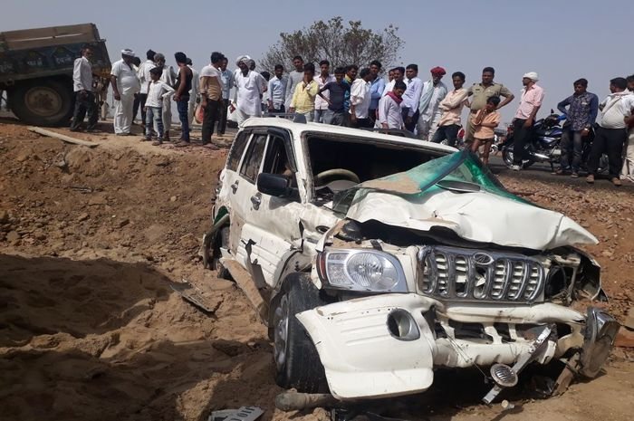 निवाई में ट्रॉली में अवैध बजरी भरकर जा रहे ट्रैक्टर ने मारी स्कार्पियो को टक्कर