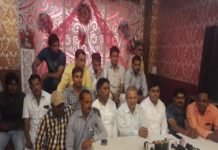 ब्राह्मण समाज के लोगों ने किया विरोध प्रदर्शन ब्राह्मण समाज के लोगों ने किया विरोध प्रदर्शन