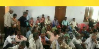 किसानों ने परिवार संग तहसील में दिया धरना