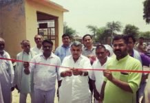 चौपालों में पसीना बहा रहे हैं सांसद और विधायक